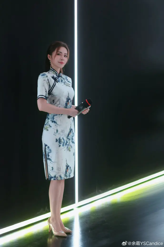 宇航员在太空站工作